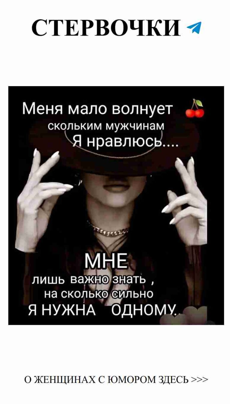 Забавные моменты любви на пляже с шляпой и руками вверх